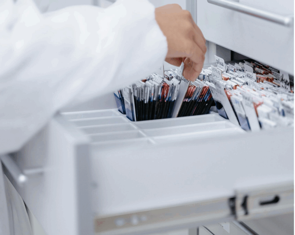 Illustration d’un bureau organisé avec des archives numériques et physiques.